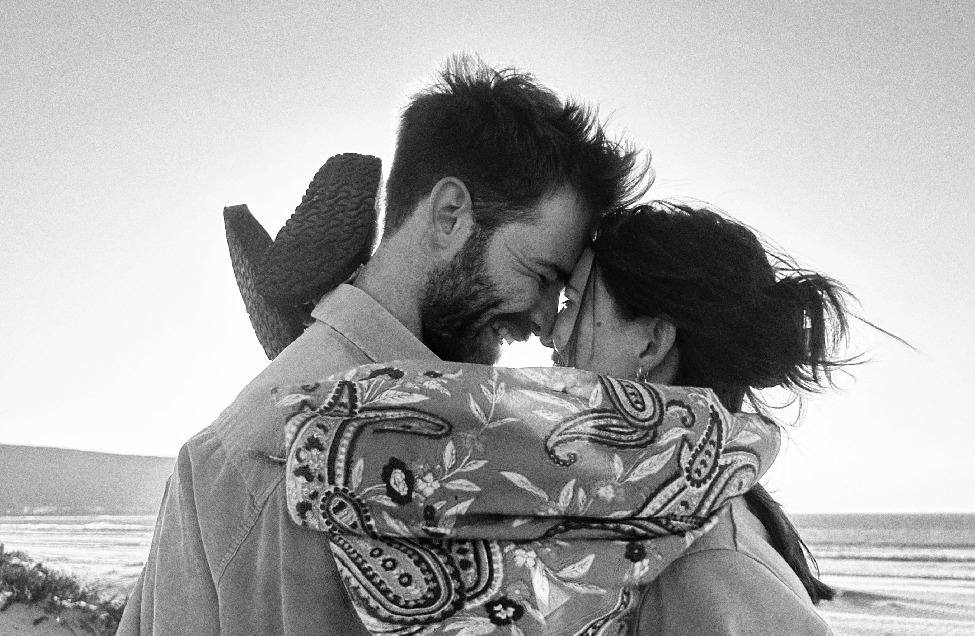 Cribba en Jantie omhels op die strand